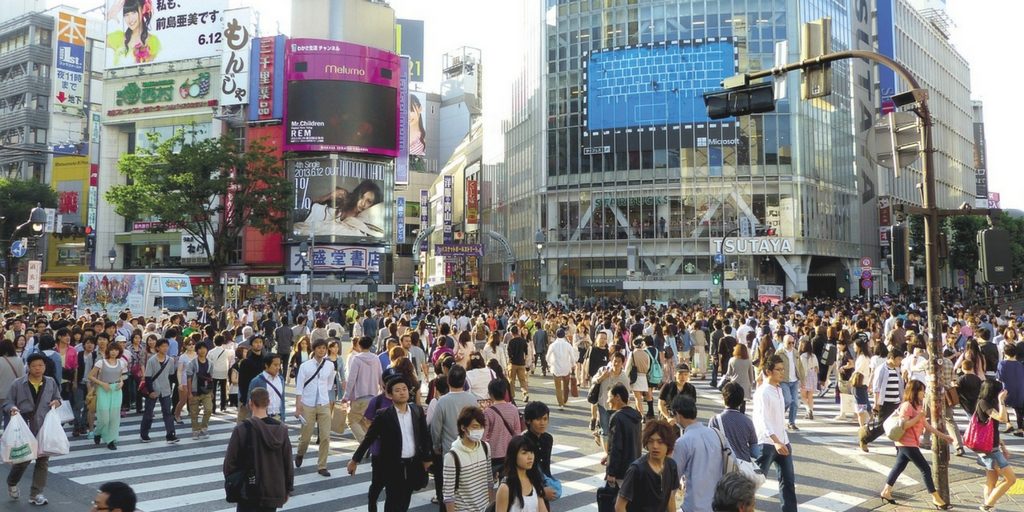 Rush hour in Tokyo busy pedestrian intersection | Little City Trips advises parents to avoid rush hour when travelling to cities with kids